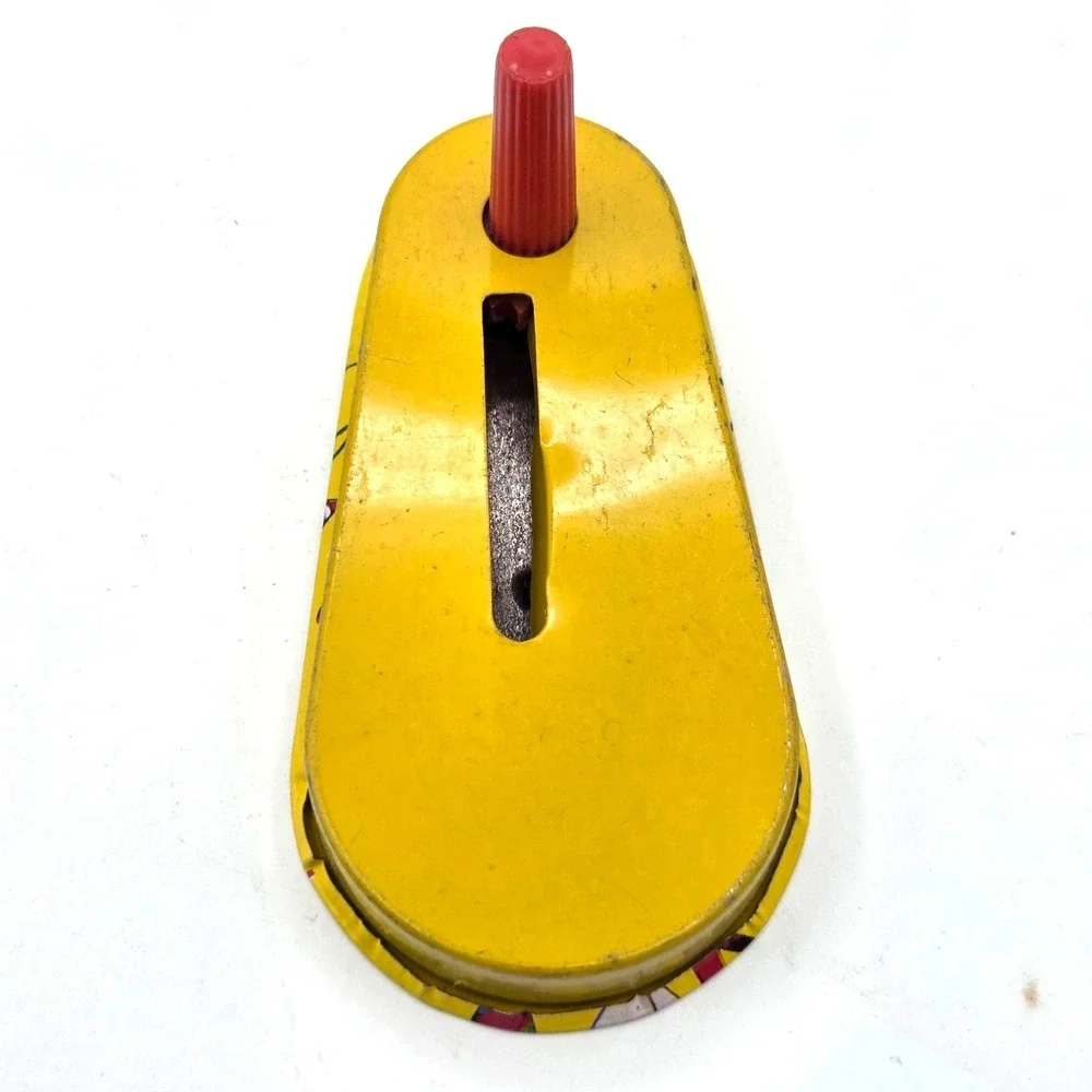 VINTAGE  US Metal Toy Mfg Ratchet Noise Maker Carnival Couple